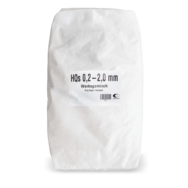 Papiersack mit 25 Kilogramm Werksgemisch HQs mit einer Körnung von 0,2 bis 2,0 Millimeter. Interseroh Logo.