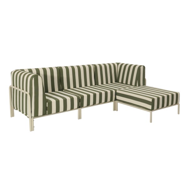 Gestreiftes Ecksofa für den Außenbereich mit Metallgestell und gepolsterten Sitzkissen.