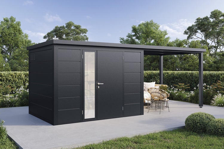 Modernes Gartenhaus aus Metall mit seitlichem Schleppdach, integrierter Tür mit Glasausschnitt und Terrasse mit Rattanmöbeln im Garten.