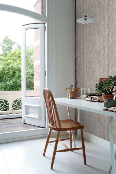 Helles Arbeitszimmer mit Schreibtisch, Stuhl und Dekoration vor einer Wandtapete in Holzoptik