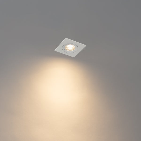 Quadratischer LED Einbaustrahler mit warmweißem Lichtschein an der Decke.