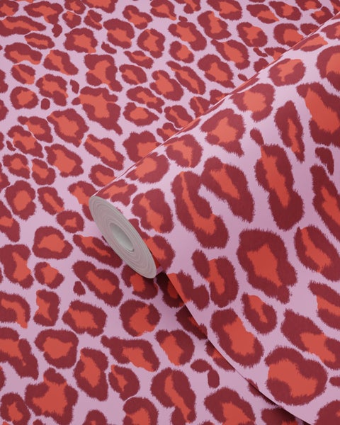 Tapetenrolle mit Leopardenmuster in Rot und Pink.