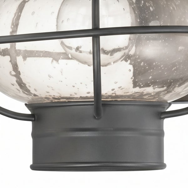 Wandleuchte im Industriedesign mit Glaskugel und Metallgitter