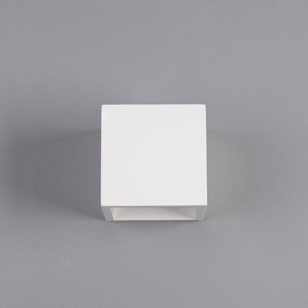 Quadratische Wandleuchte in Weiß, minimalistisches Design, würfelförmig.