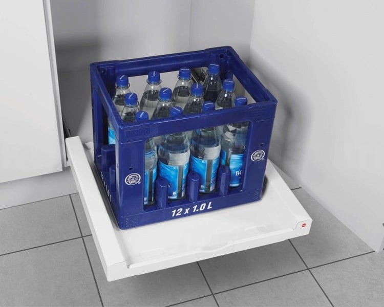 Ausziehbarer Tablar für Getränkekisten in einem Küchenschrank mit einer blauen Kiste mit zwölf 1 Liter Wasserflaschen.