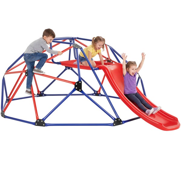 Kletterkuppel aus Metall mit Rutsche und Plattform, Kinder spielen auf dem blau-roten Klettergerüst.