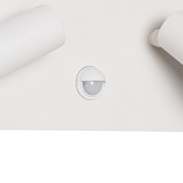 Detailansicht eines Bewegungssensors an einer weißen Wandleuchte.