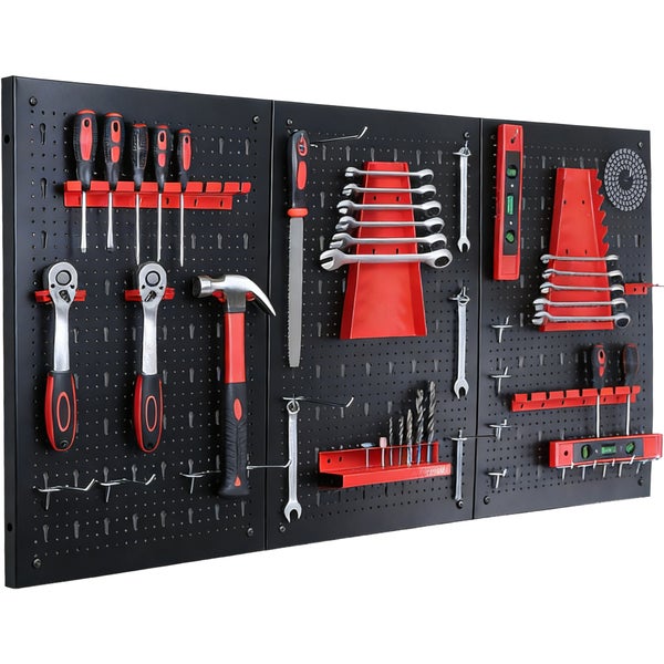 Schwarze Werkzeugwand aus Lochblech mit Handwerkzeugen wie Hammer, Schraubendreher, Maulschlüssel und Wasserwaage in roten Halterungen.