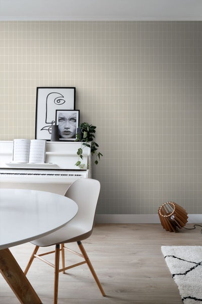 Heller Raum mit geradlinigem Design, inklusive strukturierten Tapeten, Klavier, Esstisch und Stühlen