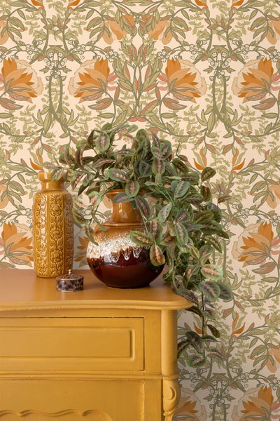 Dekoratives Stillleben mit Ornamenttapete, Kommode, Vase und Zimmerpflanze