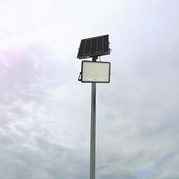 Solarstrahler auf einem Mast mit Solarpanel