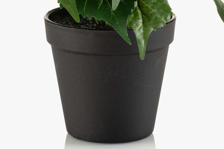 Schwarzer Kunststoff-Blumentopf mit grüner Kunstpflanze.