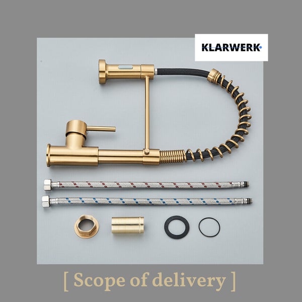 Lieferumfang der goldfarbenen Klarwerk Küchenarmatur mit Ausziehbrause, zwei Anschlussschläuchen und Montagesatz. Klarwerk Logo.