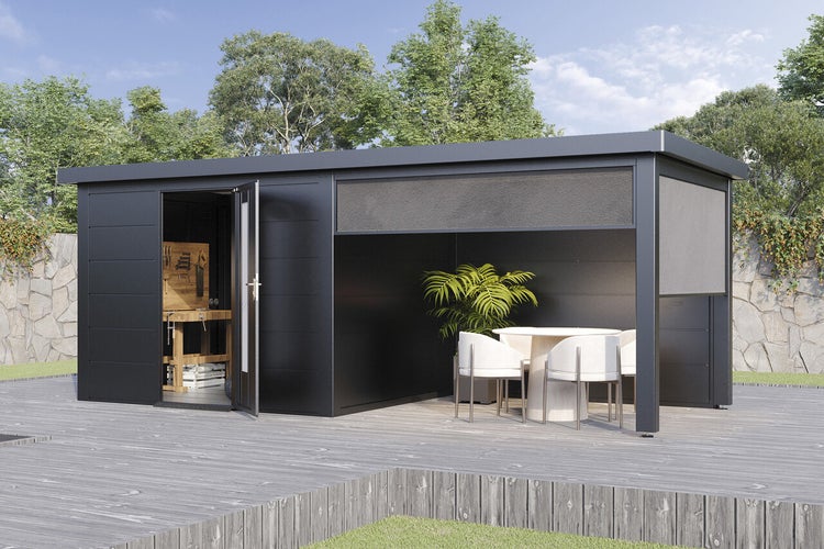 Modernes Gartenhaus aus Metall mit integrierter Terrasse, Flügeltür zur Werkstatt und Sitzbereich mit Tisch und Stühlen auf einer Holzterrasse.
