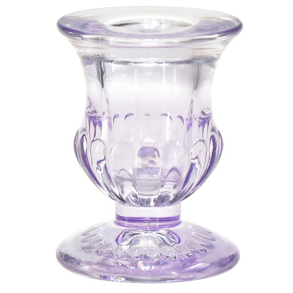 Lilafarbener Kerzenhalter aus Glas mit dekorativem Schliff und rundem Standfuß.