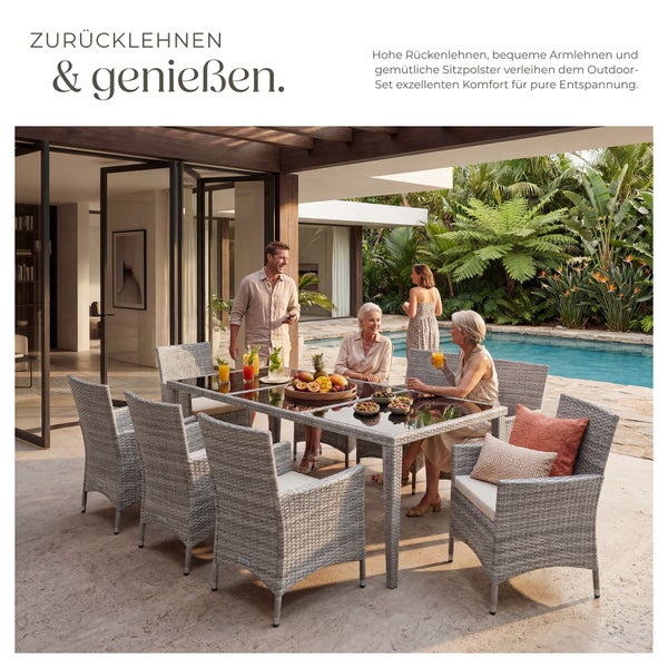 Essgruppe für den Außenbereich mit einem Glastisch und geflochtenen Sesseln auf einer hellen Terrasse mit Pool.