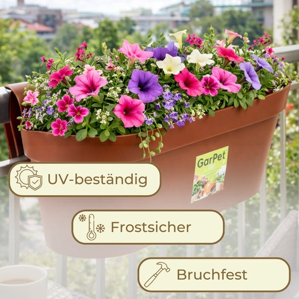Balkonkasten mit Blumen am Geländer, ultraviolettbeständig, frostsicher und bruchfest. GarPet Logo.
