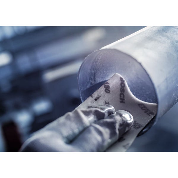 Schleifpapier der Körnung 180 von Bosch im Einsatz an einem Rohr