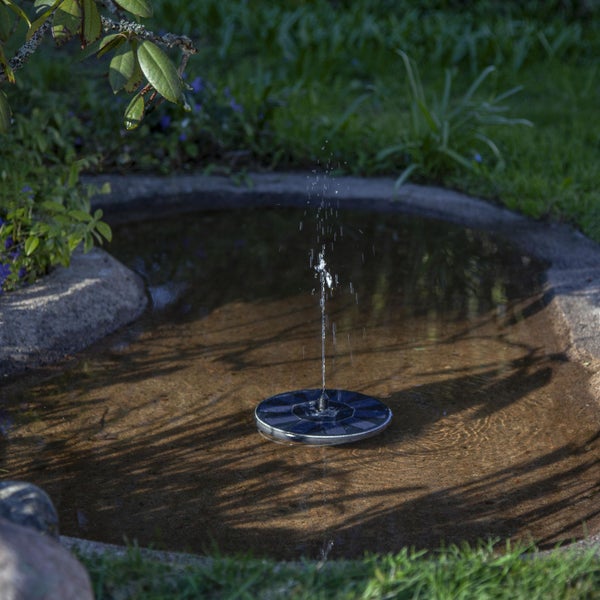 Solarbetriebener Springbrunnen in einem Gartenteich
