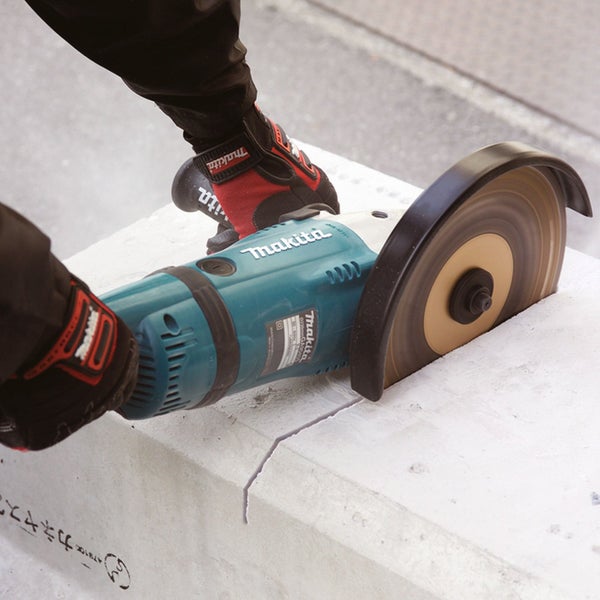 Makita Trennschleifer im Einsatz beim Schneiden eines Betonsteins