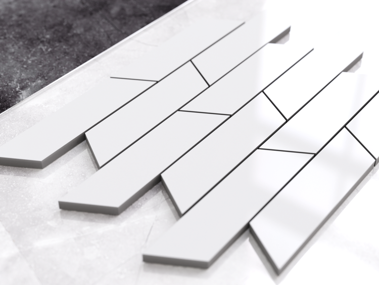 Geometrische Mosaikfliesen in Parallelogrammform, hellgrau, diagonal angeordnet.