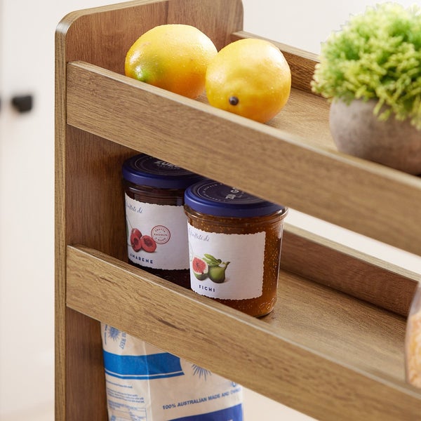 Detailansicht eines Regals mit Lebensmitteln wie Marmelade und Zitrusfrüchten.