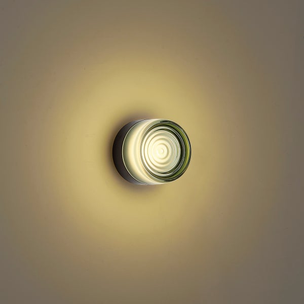 Moderne runde LED Wandleuchte mit geriffeltem Glasdiffusor für eine atmosphärische Lichtabstrahlung an der Wand