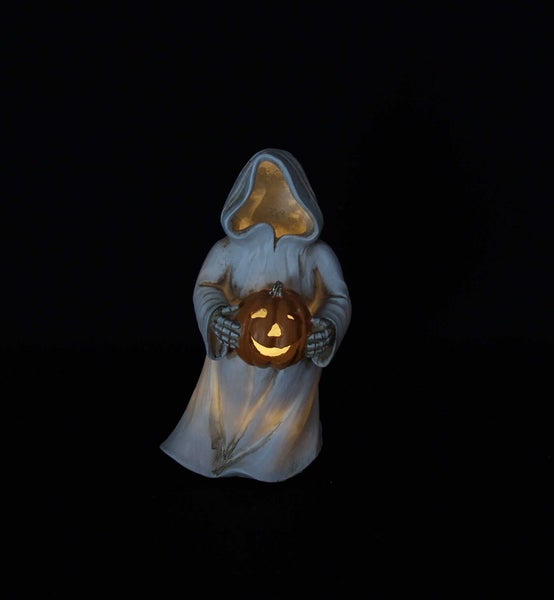 Halloween-Geistfigur mit beleuchtetem Kürbis in den Händen
