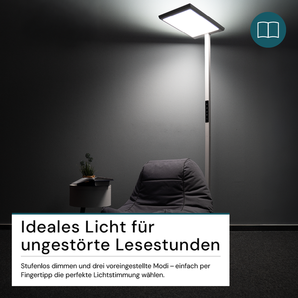 Stehleuchte in einem gemütlichen Lesezimmer mit Sessel und Beistelltisch