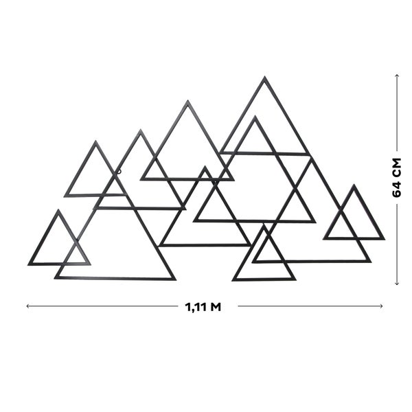 Wanddekoration aus Metall mit ineinandergreifenden Dreiecken, Breite 1,11 Meter, Höhe 64 Zentimeter.