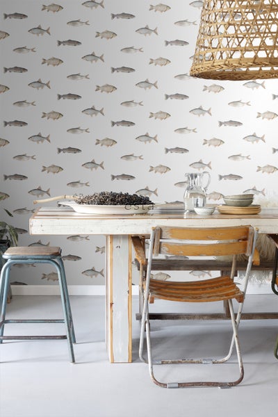 Dekoratives Esszimmer mit Tapete mit Fischmuster, Esstisch und Stühlen