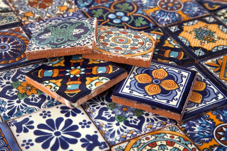 Dekorative Fliesen mit floralen Mustern