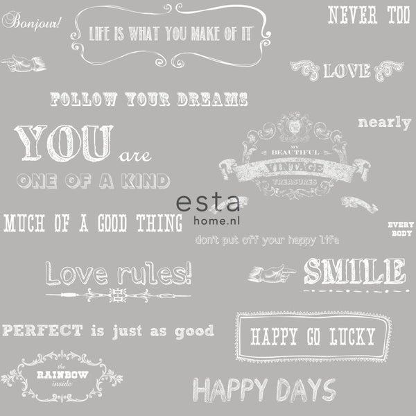 Dekorative Wandtapete mit verschiedenen Schriftzügen und Motiven.