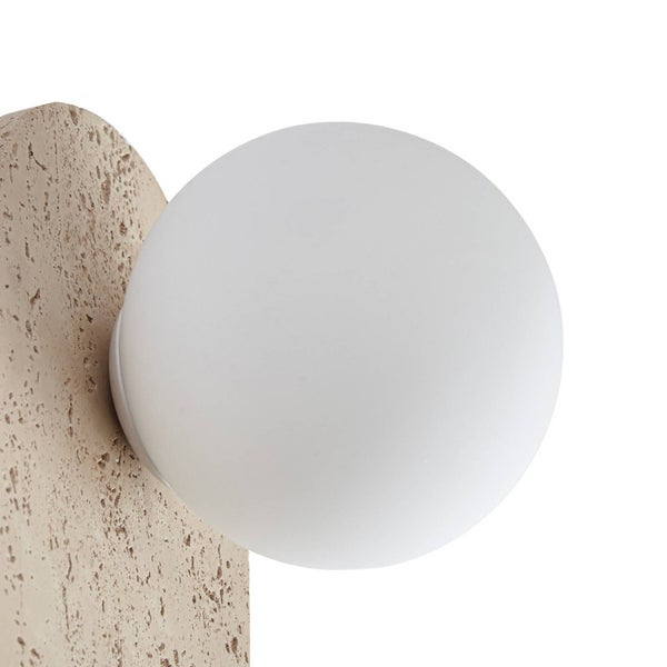 Moderne Wandleuchte mit ovaler Steinplatte und runder Glaskugel als Lichtquelle für indirektes Licht.