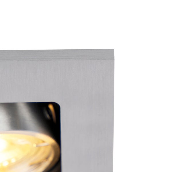Detailansicht einer quadratischen Einbauleuchte aus gebürstetem Metall mit Leuchtmittel.