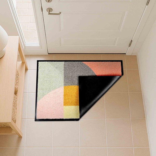 Fußmatte mit geometrischem Muster vor einer Tür