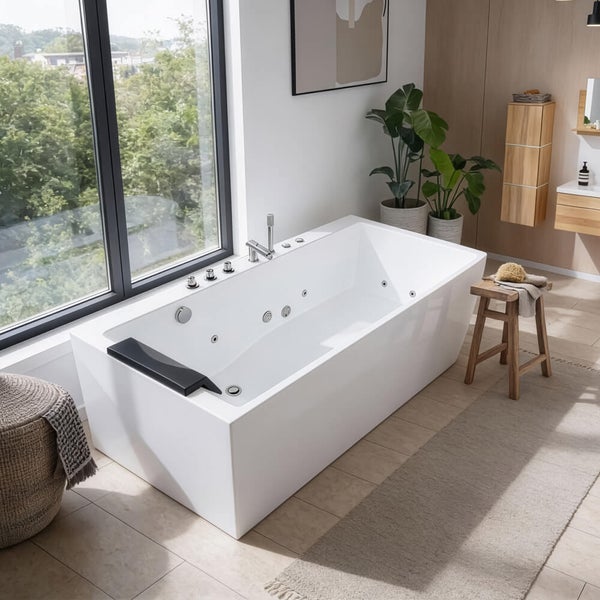 Moderne Whirlpool Badewanne in einem hellen Badezimmer mit großem Fenster, Armaturen und Kopfstütze.