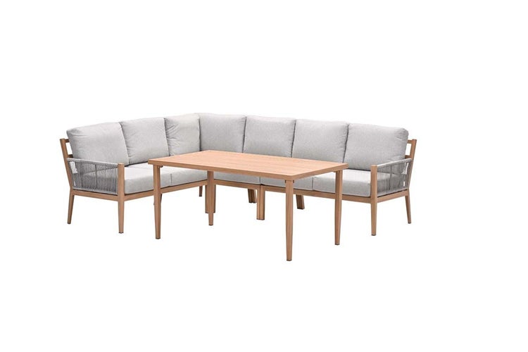 Garten-Lounge-Set aus Holz mit L-förmigem Ecksofa, grauen Polstern, Seilbespannung an den Armlehnen und rechteckigem Tisch.