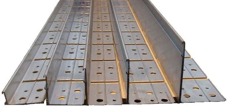 Mehrere verzinkte Metallprofile für den Trockenbau mit vorgestanzten Löchern.