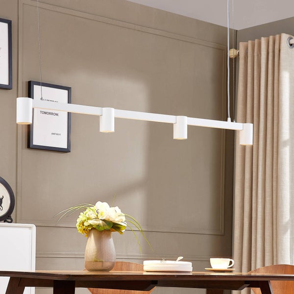 Esstisch mit Blumenvase und horizontaler Pendelleuchte