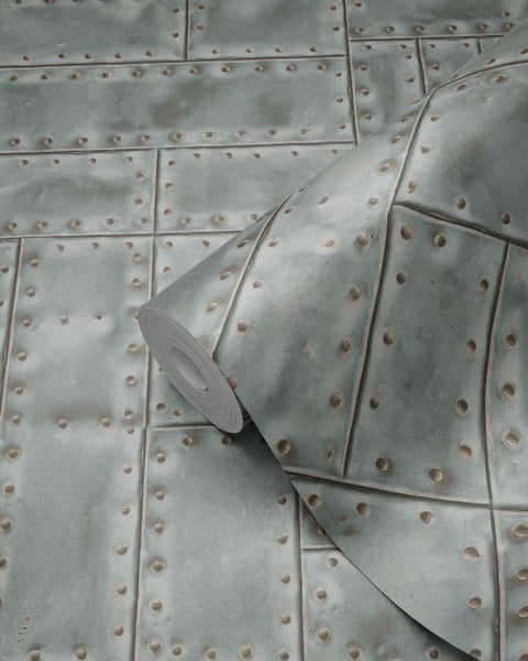 Tapetenrolle mit Metallplattenmuster und Nietendetails
