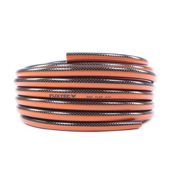 Aufgerollter Gartenschlauch der Marke Fuxtec