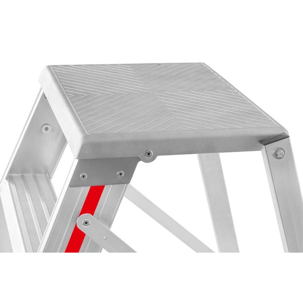Detailansicht einer silberfarbenen Trittleiter mit rutschfestem Tritt