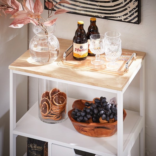 Servierwagen mit Getränken, Gläsern, Trockenfrüchten und Obst auf zwei Ebenen