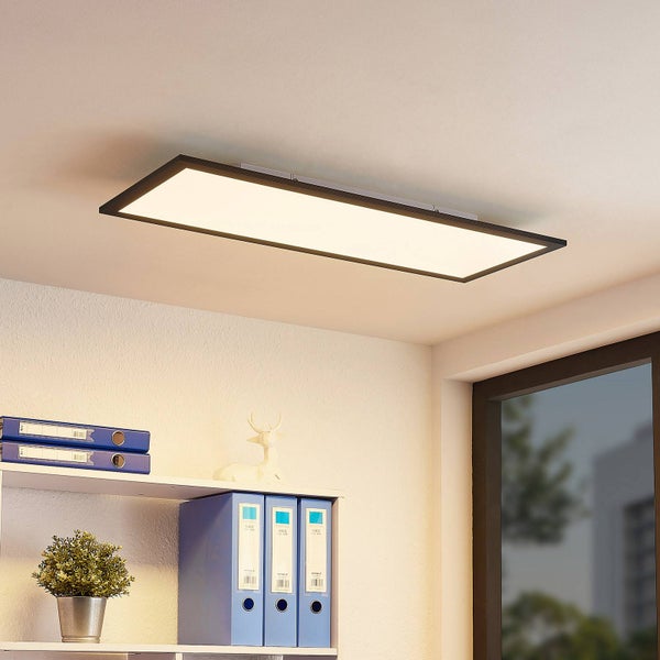Rechteckiges LED Panel Deckenleuchte mit schwarzem Rahmen in einem Büro über einem Regal mit Aktenordnern.