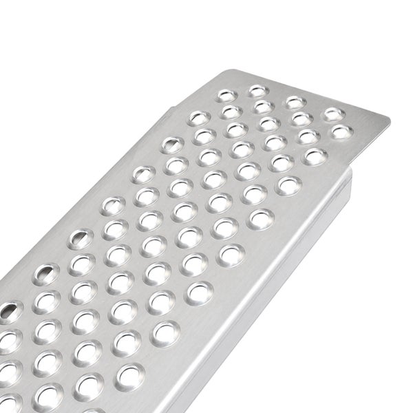 Detailansicht einer Auffahrrampe aus Aluminium mit gestanztem Anti-Rutsch-Profil für besseren Halt.