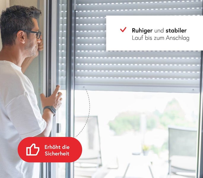 Mann bedient Rollladen; Textmerkmal: ruhiger, stabiler Lauf und Erhöhung der Sicherheit
