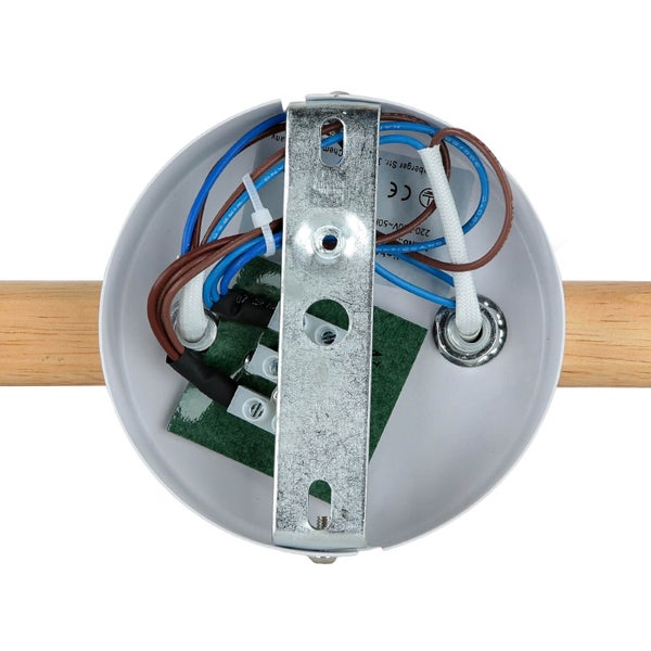 Innenansicht einer Deckenleuchte mit Verkabelung und Montagevorrichtung