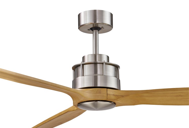 Deckenventilator mit drei Holzflügeln und einem Motorgehäuse aus Metall in gebürsteter Optik.