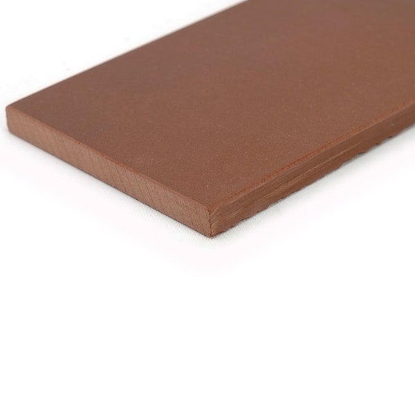 Ein einzelnes Terrassendiele Element aus WPC für den Außenbereich
